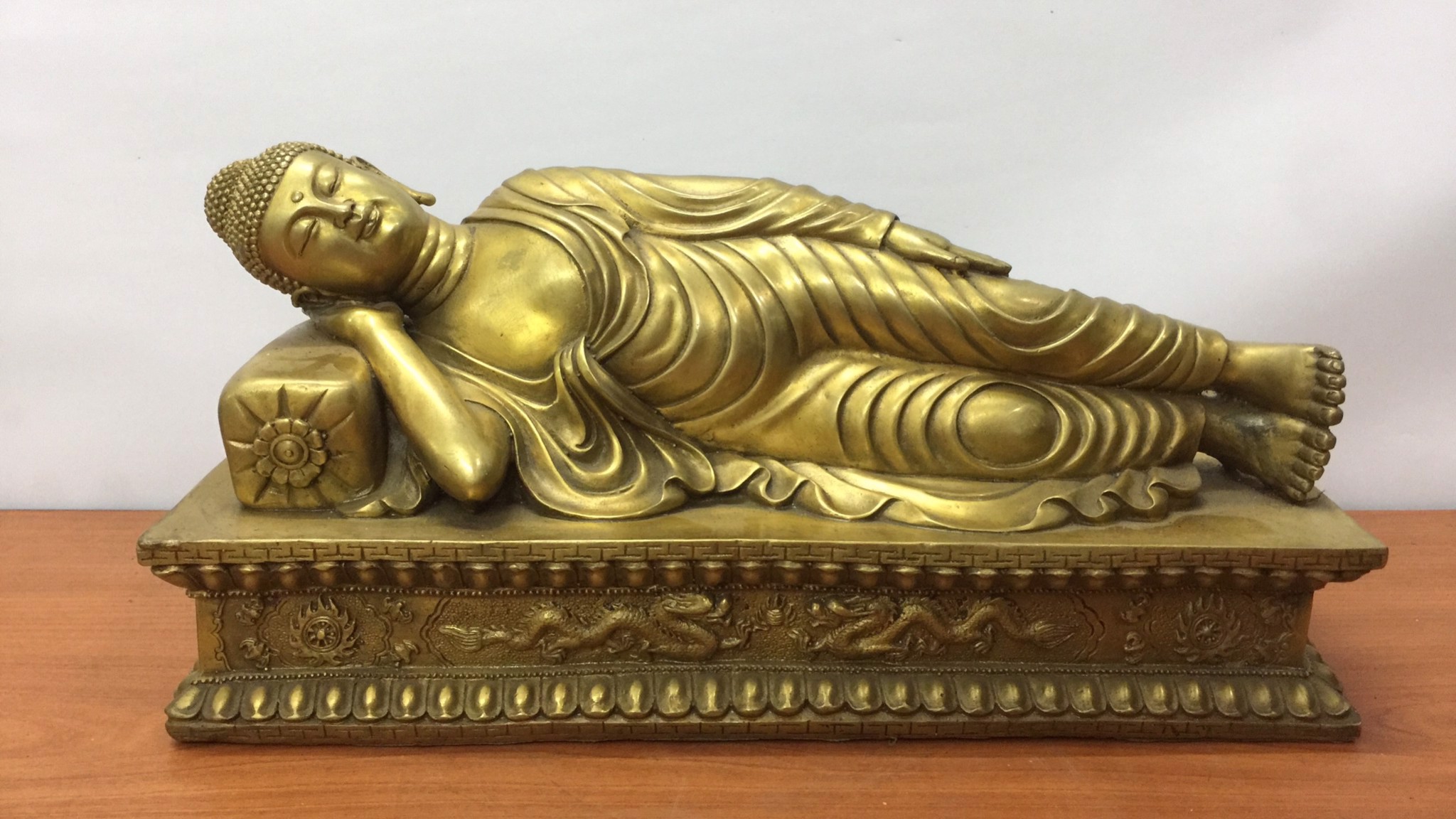 Tượng Phật Niết Bàn bằng đồng vàng – dáng nằm thư thái, khuôn mặt từ bi, toát lên vẻ an nhiên tĩnh tại.