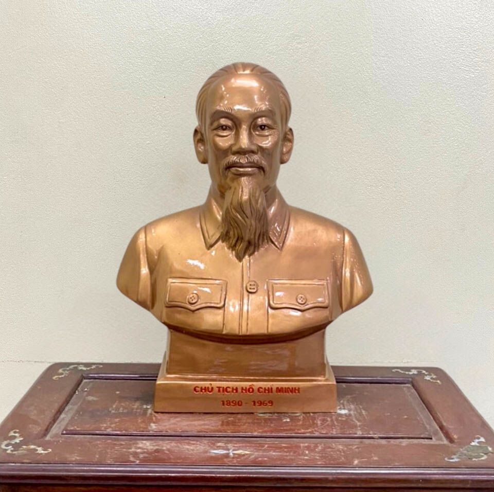 Gương mặt tượng Bác Hồ được thể hiện tinh tế, thể hiện sự tôn kính và lòng biết ơn sâu sắc.