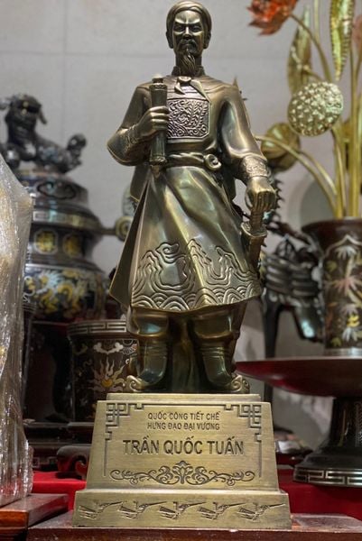 Tượng Lý Thường Kiệt bằng đồng vàng, thể hiện tư thế hiên ngang, dõng dạc của vị danh tướng thời Lý.