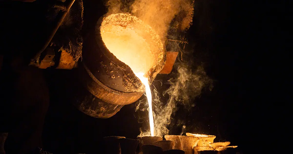 Quy trình đúc tượng trải qua nhiều công đoạn tỉ mỉ, thể hiện tâm huyết và tay nghề cao.