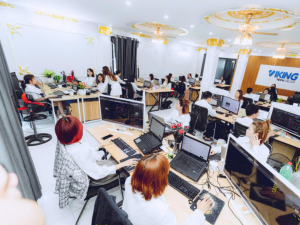 Chuyên viên Tượng Đồng Viking tư vấn, thiết kế tượng chân dung cho khách hàng.